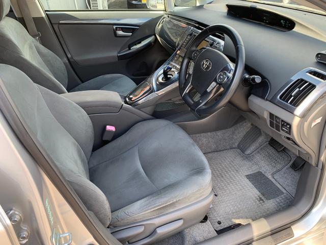 プリウス Ｇ　プリクラッシュセーフティ　レーダークルーズ　パーキングアシスト　ビルトインＥＴＣ　前後ドライブレコーダー　踏み間違い加速抑制システム　スマートキー　メーカーＨＤＤナビ　ＣＤ　ＤＶＤビデオ　バックカメラ（9枚目）