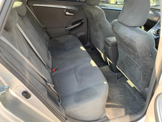 プリウス Ｇ　プリクラッシュセーフティ　レーダークルーズ　パーキングアシスト　ビルトインＥＴＣ　前後ドライブレコーダー　踏み間違い加速抑制システム　スマートキー　メーカーＨＤＤナビ　ＣＤ　ＤＶＤビデオ　バックカメラ（10枚目）