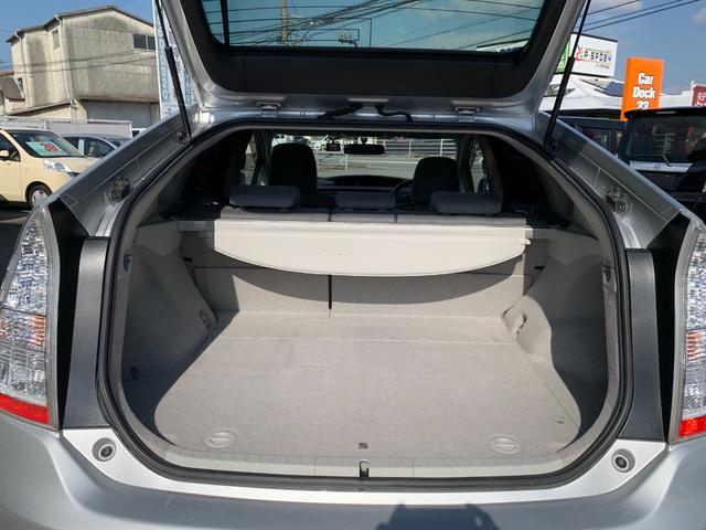 プリウス Ｇ　プリクラッシュセーフティ　レーダークルーズ　パーキングアシスト　ビルトインＥＴＣ　前後ドライブレコーダー　踏み間違い加速抑制システム　スマートキー　メーカーＨＤＤナビ　ＣＤ　ＤＶＤビデオ　バックカメラ（11枚目）