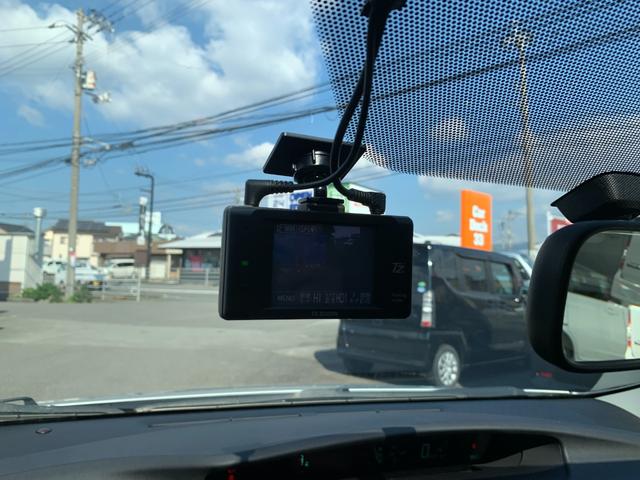 プリウス Ｇ　プリクラッシュセーフティ　レーダークルーズ　パーキングアシスト　ビルトインＥＴＣ　前後ドライブレコーダー　踏み間違い加速抑制システム　スマートキー　メーカーＨＤＤナビ　ＣＤ　ＤＶＤビデオ　バックカメラ（19枚目）