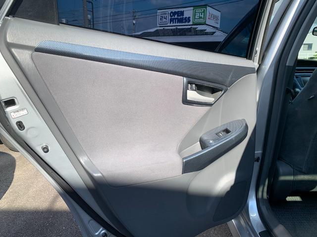 プリウス Ｇ　プリクラッシュセーフティ　レーダークルーズ　パーキングアシスト　ビルトインＥＴＣ　前後ドライブレコーダー　踏み間違い加速抑制システム　スマートキー　メーカーＨＤＤナビ　ＣＤ　ＤＶＤビデオ　バックカメラ（23枚目）