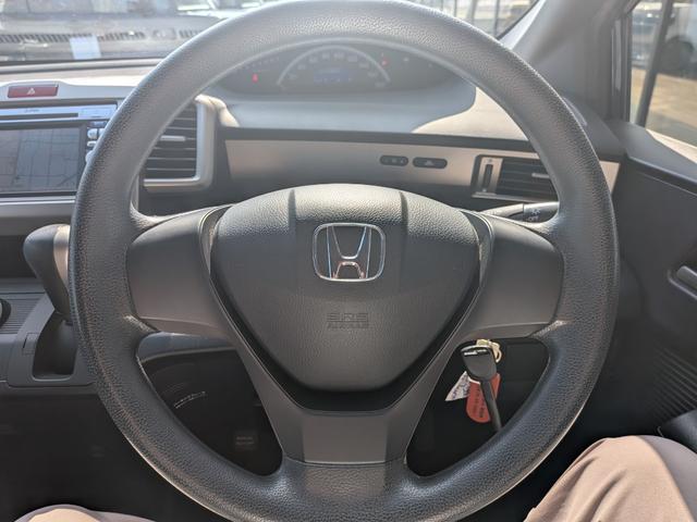 フリードスパイク Ｇ　ジャストセレクション　ギャザーズナビ　バックモニターカメラ　両側スライドドア　ＨＩＤヘッドライト　キーレス　ＥＴＣ　ＣＤ　オートエアコン　５人乗り　ＣＶＴ（17枚目）