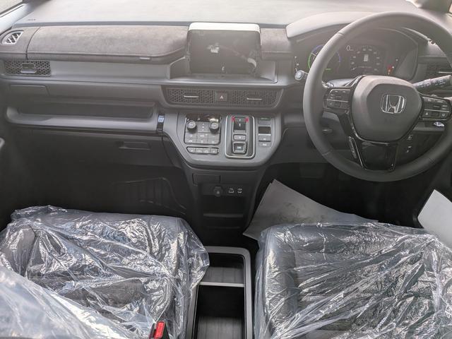 ステップワゴン ｅＨＥＶスパーダプレミアムラインブラックエディション　ホンダセンシング　マルチビューカメラシステム　ブラインドスポットインフォメーション　パワーテールゲート　シートヒーター　１７インチＡＷ　両側パワースライドドア　新車未登録車（2枚目）