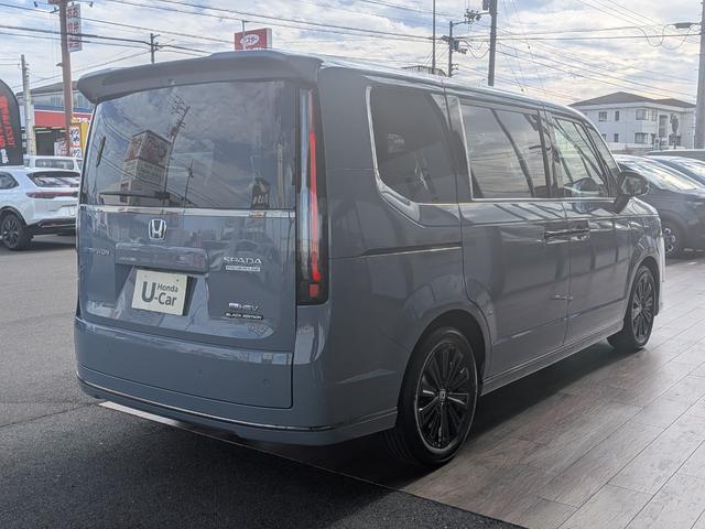 ステップワゴン ｅＨＥＶスパーダプレミアムラインブラックエディション　ホンダセンシング　マルチビューカメラシステム　ブラインドスポットインフォメーション　パワーテールゲート　シートヒーター　１７インチＡＷ　両側パワースライドドア　新車未登録車（12枚目）