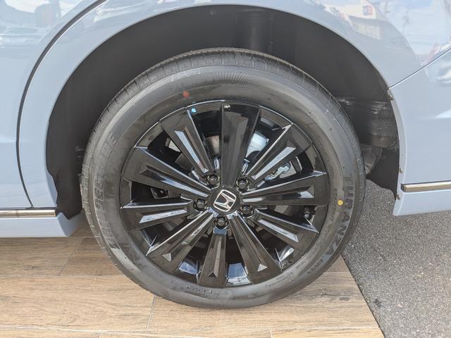 ステップワゴン ｅＨＥＶスパーダプレミアムラインブラックエディション　ホンダセンシング　マルチビューカメラシステム　ブラインドスポットインフォメーション　パワーテールゲート　シートヒーター　１７インチＡＷ　両側パワースライドドア　新車未登録車（18枚目）