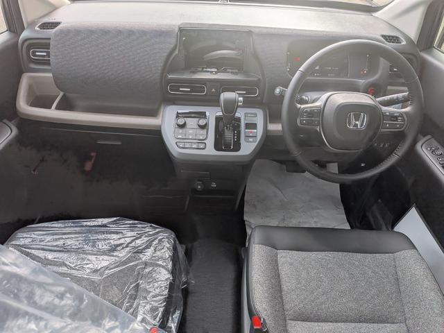 フリード ｅ：ＨＥＶエアー　ＥＸ　６人　新車未登録車　両側パワースライドドア　アダプティブクルーズコントロール　ホンダセンシング　マルチビューカメラシステム　ブラインドスポットインフォメーション　２列目キャプテンシート　シートヒーター（2枚目）