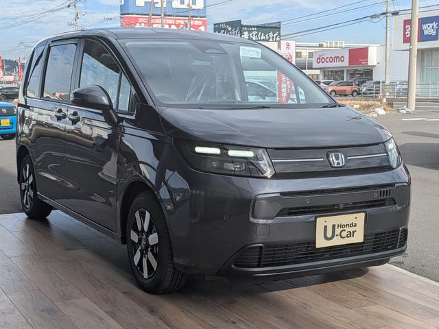 フリード ｅ：ＨＥＶエアー　ＥＸ　６人　新車未登録車　両側パワースライドドア　アダプティブクルーズコントロール　ホンダセンシング　マルチビューカメラシステム　ブラインドスポットインフォメーション　２列目キャプテンシート　シートヒーター（5枚目）