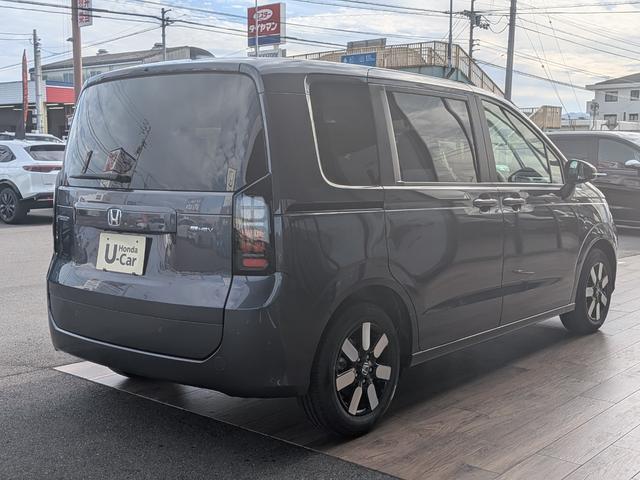 フリード ｅ：ＨＥＶエアー　ＥＸ　６人　新車未登録車　両側パワースライドドア　アダプティブクルーズコントロール　ホンダセンシング　マルチビューカメラシステム　ブラインドスポットインフォメーション　２列目キャプテンシート　シートヒーター（9枚目）