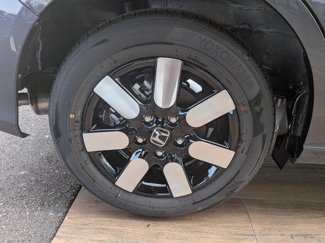 フリード ｅ：ＨＥＶエアー　ＥＸ　６人　新車未登録車　両側パワースライドドア　アダプティブクルーズコントロール　ホンダセンシング　マルチビューカメラシステム　ブラインドスポットインフォメーション　２列目キャプテンシート　シートヒーター（12枚目）