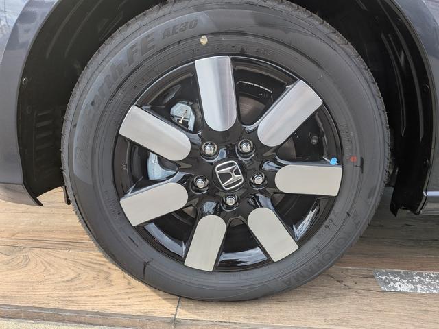 フリード ｅ：ＨＥＶエアー　ＥＸ　６人　新車未登録車　両側パワースライドドア　アダプティブクルーズコントロール　ホンダセンシング　マルチビューカメラシステム　ブラインドスポットインフォメーション　２列目キャプテンシート　シートヒーター（14枚目）