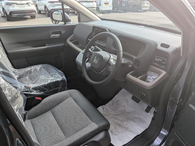 フリード ｅ：ＨＥＶエアー　ＥＸ　６人　新車未登録車　両側パワースライドドア　アダプティブクルーズコントロール　ホンダセンシング　マルチビューカメラシステム　ブラインドスポットインフォメーション　２列目キャプテンシート　シートヒーター（24枚目）