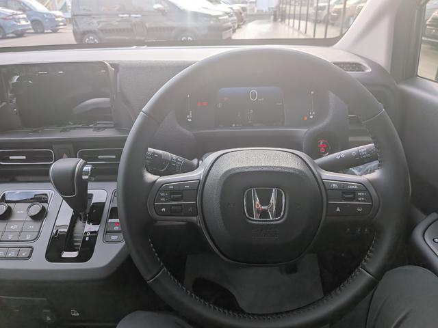 フリード ｅ：ＨＥＶエアー　ＥＸ　６人　新車未登録車　両側パワースライドドア　アダプティブクルーズコントロール　ホンダセンシング　マルチビューカメラシステム　ブラインドスポットインフォメーション　２列目キャプテンシート　シートヒーター（33枚目）