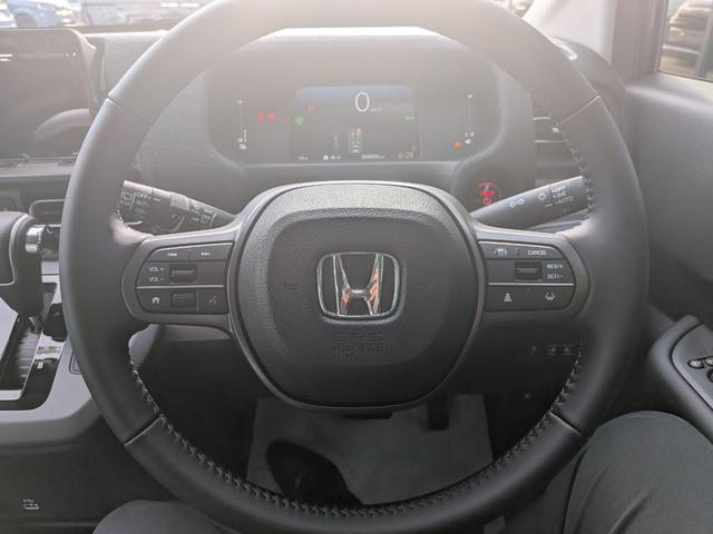 フリード ｅ：ＨＥＶエアー　ＥＸ　６人　新車未登録車　両側パワースライドドア　アダプティブクルーズコントロール　ホンダセンシング　マルチビューカメラシステム　ブラインドスポットインフォメーション　２列目キャプテンシート　シートヒーター（34枚目）