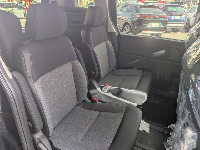 フリード ｅ：ＨＥＶエアー　ＥＸ　６人　新車未登録車　両側パワースライドドア　アダプティブクルーズコントロール　ホンダセンシング　マルチビューカメラシステム　ブラインドスポットインフォメーション　２列目キャプテンシート　シートヒーター（46枚目）