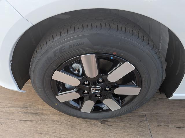 フリード ｅ：ＨＥＶエアー　６人乗り　新車未登録車　ホンダセンシング　ブラインドスポットインフォメーション　後退出庫サポート　２列目キャプテンシート　コンビシート　シートヒーター　電子パーキング　両側パワースライドドア（21枚目）