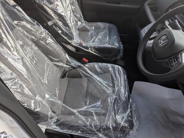 フリード ｅ：ＨＥＶエアー　６人乗り　新車未登録車　ホンダセンシング　ブラインドスポットインフォメーション　後退出庫サポート　２列目キャプテンシート　コンビシート　シートヒーター　電子パーキング　両側パワースライドドア（27枚目）