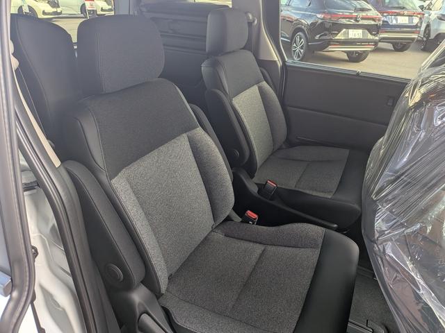 フリード ｅ：ＨＥＶエアー　６人乗り　新車未登録車　ホンダセンシング　ブラインドスポットインフォメーション　後退出庫サポート　２列目キャプテンシート　コンビシート　シートヒーター　電子パーキング　両側パワースライドドア（45枚目）