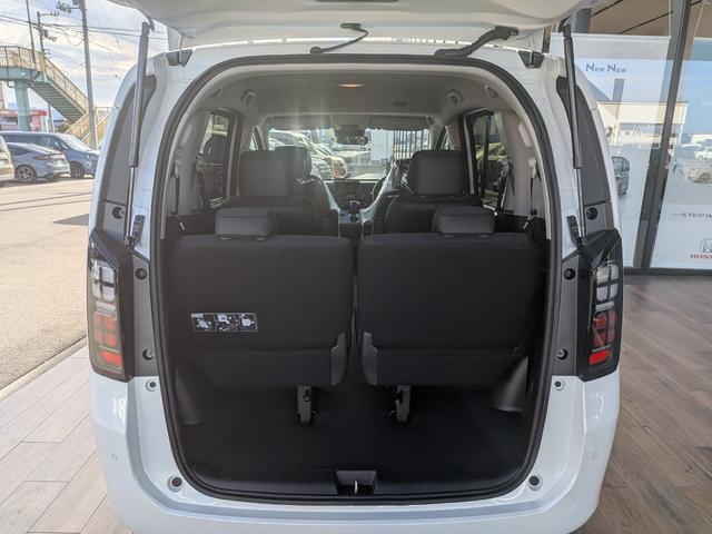 フリード ｅ：ＨＥＶエアー　６人乗り　新車未登録車　ホンダセンシング　ブラインドスポットインフォメーション　後退出庫サポート　２列目キャプテンシート　コンビシート　シートヒーター　電子パーキング　両側パワースライドドア（49枚目）