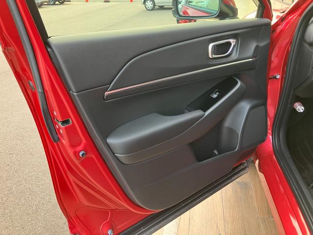 ヴェゼル ｅ：ＨＥＶ　Ｚ　ホンダセンシング　ナビ　バックモニター　Ｂｌｕｅｔｏｏｔｈ　フルセグＴＶ　ブラインドスポットインフォメーション　シートヒーター　パドルシフト　ステアリングヒーター　ＥＴＣ　１８インチＡＷ　コンビシート（18枚目）