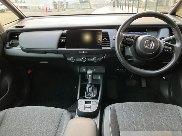 フィット ｅ：ＨＥＶホーム　ブラックスタイル　ホンダセンシング　マルチビューカメラシステム　ナビ　ＴＶ　ブラインドスポットインフォメーション／後退出庫サポート　ＬＥＤヘッドライト　ＥＴＣ２．０　Ｂｌｕｅｔｏｏｔｈ　ＢＬＡＣＫ　ＳＴＹＬＥ専用装備（2枚目）