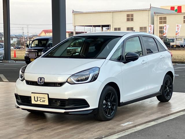 フィット ｅ：ＨＥＶホーム　ブラックスタイル　ホンダセンシング　マルチビューカメラシステム　ナビ　ＴＶ　ブラインドスポットインフォメーション／後退出庫サポート　ＬＥＤヘッドライト　ＥＴＣ２．０　Ｂｌｕｅｔｏｏｔｈ　ＢＬＡＣＫ　ＳＴＹＬＥ専用装備（3枚目）