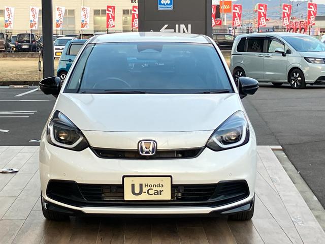 フィット ｅ：ＨＥＶホーム　ブラックスタイル　ホンダセンシング　マルチビューカメラシステム　ナビ　ＴＶ　ブラインドスポットインフォメーション／後退出庫サポート　ＬＥＤヘッドライト　ＥＴＣ２．０　Ｂｌｕｅｔｏｏｔｈ　ＢＬＡＣＫ　ＳＴＹＬＥ専用装備（4枚目）