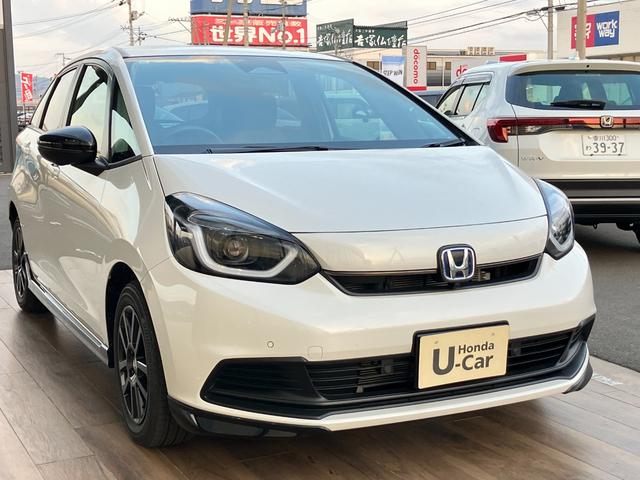 フィット ｅ：ＨＥＶホーム　ブラックスタイル　ホンダセンシング　マルチビューカメラシステム　ナビ　ＴＶ　ブラインドスポットインフォメーション／後退出庫サポート　ＬＥＤヘッドライト　ＥＴＣ２．０　Ｂｌｕｅｔｏｏｔｈ　ＢＬＡＣＫ　ＳＴＹＬＥ専用装備（5枚目）