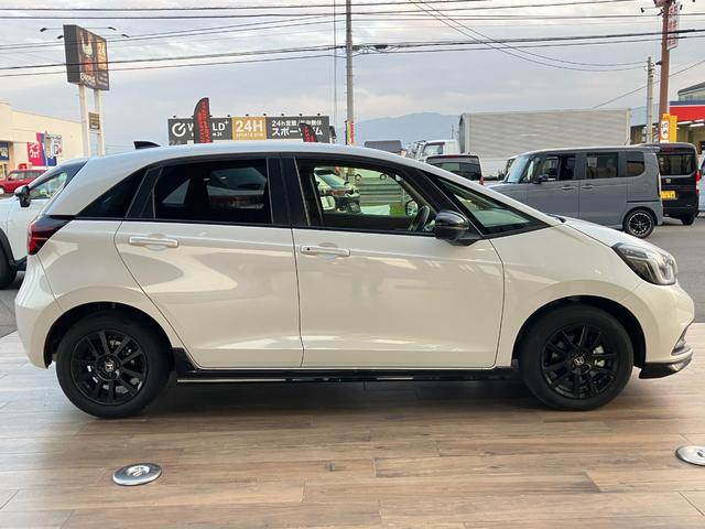 フィット ｅ：ＨＥＶホーム　ブラックスタイル　ホンダセンシング　マルチビューカメラシステム　ナビ　ＴＶ　ブラインドスポットインフォメーション／後退出庫サポート　ＬＥＤヘッドライト　ＥＴＣ２．０　Ｂｌｕｅｔｏｏｔｈ　ＢＬＡＣＫ　ＳＴＹＬＥ専用装備（8枚目）