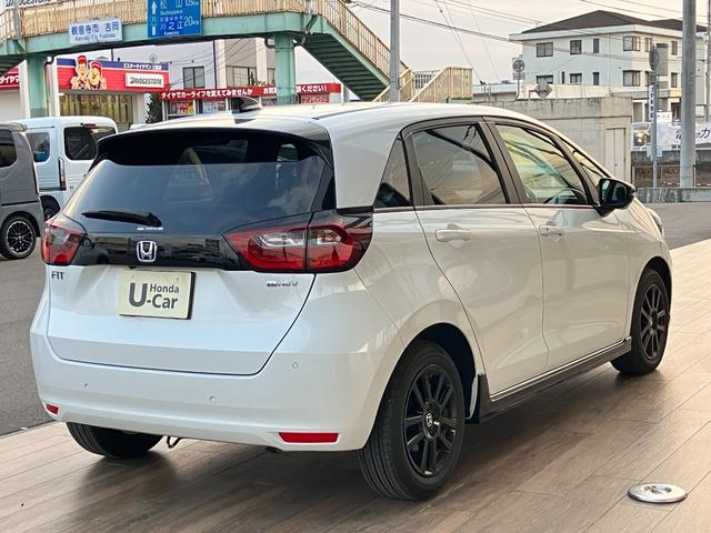 フィット ｅ：ＨＥＶホーム　ブラックスタイル　ホンダセンシング　マルチビューカメラシステム　ナビ　ＴＶ　ブラインドスポットインフォメーション／後退出庫サポート　ＬＥＤヘッドライト　ＥＴＣ２．０　Ｂｌｕｅｔｏｏｔｈ　ＢＬＡＣＫ　ＳＴＹＬＥ専用装備（9枚目）