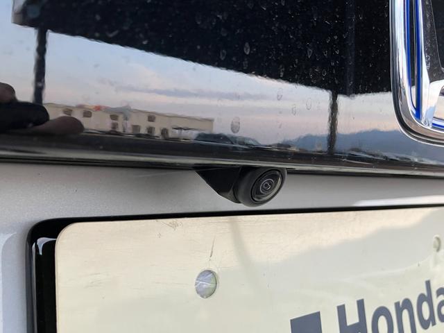 フィット ｅ：ＨＥＶホーム　ブラックスタイル　ホンダセンシング　マルチビューカメラシステム　ナビ　ＴＶ　ブラインドスポットインフォメーション／後退出庫サポート　ＬＥＤヘッドライト　ＥＴＣ２．０　Ｂｌｕｅｔｏｏｔｈ　ＢＬＡＣＫ　ＳＴＹＬＥ専用装備（13枚目）