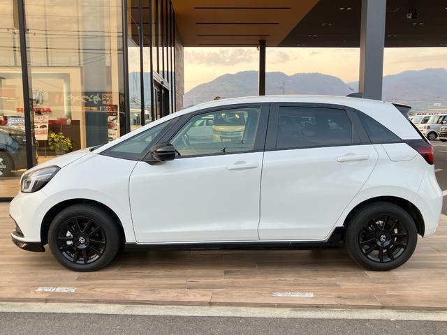 フィット ｅ：ＨＥＶホーム　ブラックスタイル　ホンダセンシング　マルチビューカメラシステム　ナビ　ＴＶ　ブラインドスポットインフォメーション／後退出庫サポート　ＬＥＤヘッドライト　ＥＴＣ２．０　Ｂｌｕｅｔｏｏｔｈ　ＢＬＡＣＫ　ＳＴＹＬＥ専用装備（14枚目）