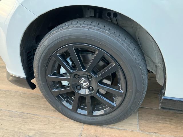 フィット ｅ：ＨＥＶホーム　ブラックスタイル　ホンダセンシング　マルチビューカメラシステム　ナビ　ＴＶ　ブラインドスポットインフォメーション／後退出庫サポート　ＬＥＤヘッドライト　ＥＴＣ２．０　Ｂｌｕｅｔｏｏｔｈ　ＢＬＡＣＫ　ＳＴＹＬＥ専用装備（16枚目）