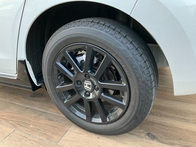 フィット ｅ：ＨＥＶホーム　ブラックスタイル　ホンダセンシング　マルチビューカメラシステム　ナビ　ＴＶ　ブラインドスポットインフォメーション／後退出庫サポート　ＬＥＤヘッドライト　ＥＴＣ２．０　Ｂｌｕｅｔｏｏｔｈ　ＢＬＡＣＫ　ＳＴＹＬＥ専用装備（17枚目）