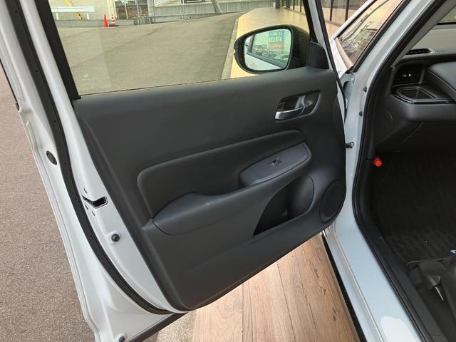 フィット ｅ：ＨＥＶホーム　ブラックスタイル　ホンダセンシング　マルチビューカメラシステム　ナビ　ＴＶ　ブラインドスポットインフォメーション／後退出庫サポート　ＬＥＤヘッドライト　ＥＴＣ２．０　Ｂｌｕｅｔｏｏｔｈ　ＢＬＡＣＫ　ＳＴＹＬＥ専用装備（18枚目）