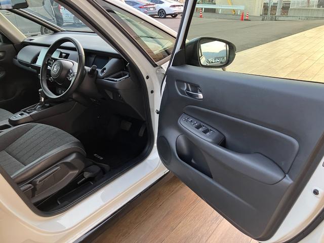 フィット ｅ：ＨＥＶホーム　ブラックスタイル　ホンダセンシング　マルチビューカメラシステム　ナビ　ＴＶ　ブラインドスポットインフォメーション／後退出庫サポート　ＬＥＤヘッドライト　ＥＴＣ２．０　Ｂｌｕｅｔｏｏｔｈ　ＢＬＡＣＫ　ＳＴＹＬＥ専用装備（31枚目）