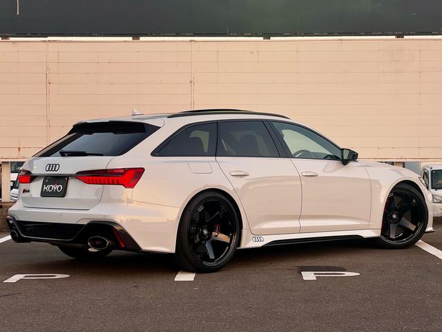 RS6アバント ベースグレード エアサスペンション(5名) アメ鍛22インチAW アクラポビッチマフラー カーボンミラー セラミックブレーキ リミッター305 MOP245 RSスポエキ グロスカーボンRSエクステリア 1オーナー(3枚目)