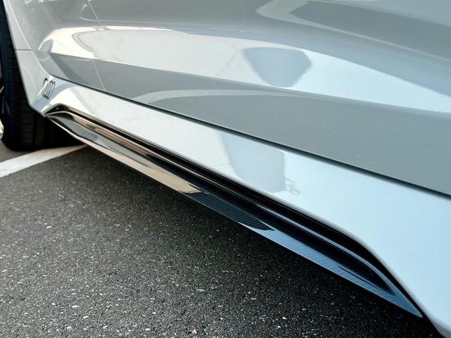 RS6アバント ベースグレード エアサスペンション(5名) アメ鍛22インチAW アクラポビッチマフラー カーボンミラー セラミックブレーキ リミッター305 MOP245 RSスポエキ グロスカーボンRSエクステリア 1オーナー(8枚目)