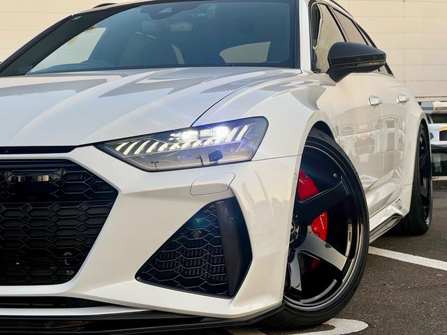 RS6アバント ベースグレード エアサスペンション(5名) アメ鍛22インチAW アクラポビッチマフラー カーボンミラー セラミックブレーキ リミッター305 MOP245 RSスポエキ グロスカーボンRSエクステリア 1オーナー(10枚目)