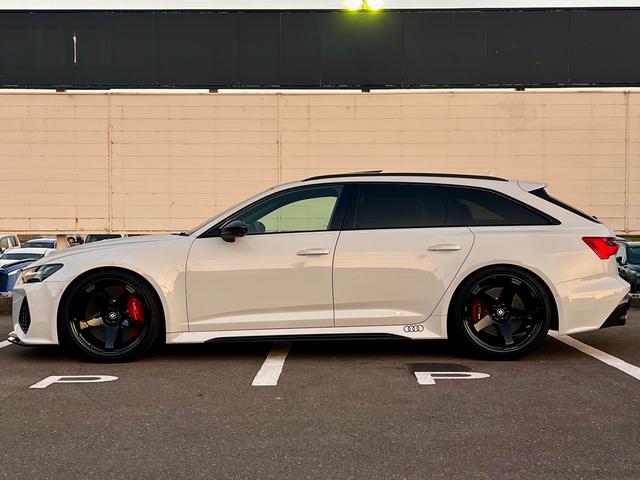 RS6アバント ベースグレード エアサスペンション(5名) アメ鍛22インチAW アクラポビッチマフラー カーボンミラー セラミックブレーキ リミッター305 MOP245 RSスポエキ グロスカーボンRSエクステリア 1オーナー(22枚目)