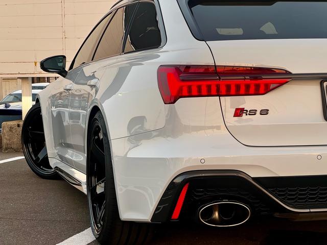 RS6アバント ベースグレード エアサスペンション(5名) アメ鍛22インチAW アクラポビッチマフラー カーボンミラー セラミックブレーキ リミッター305 MOP245 RSスポエキ グロスカーボンRSエクステリア 1オーナー(26枚目)