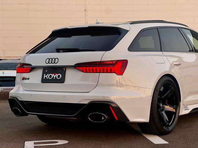 RS6アバント ベースグレード エアサスペンション(5名) アメ鍛22インチAW アクラポビッチマフラー カーボンミラー セラミックブレーキ リミッター305 MOP245 RSスポエキ グロスカーボンRSエクステリア 1オーナー(27枚目)