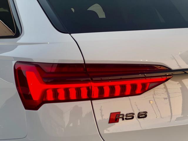 RS6アバント ベースグレード エアサスペンション(5名) アメ鍛22インチAW アクラポビッチマフラー カーボンミラー セラミックブレーキ リミッター305 MOP245 RSスポエキ グロスカーボンRSエクステリア 1オーナー(31枚目)