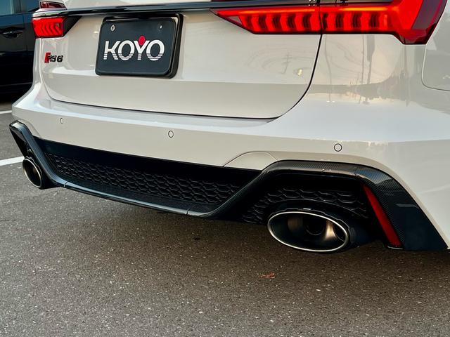 RS6アバント ベースグレード エアサスペンション(5名) アメ鍛22インチAW アクラポビッチマフラー カーボンミラー セラミックブレーキ リミッター305 MOP245 RSスポエキ グロスカーボンRSエクステリア 1オーナー(33枚目)