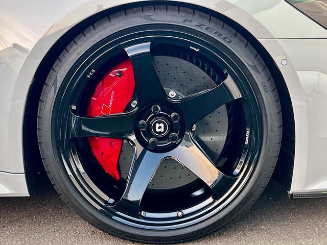 RS6アバント ベースグレード エアサスペンション(5名) アメ鍛22インチAW アクラポビッチマフラー カーボンミラー セラミックブレーキ リミッター305 MOP245 RSスポエキ グロスカーボンRSエクステリア 1オーナー(35枚目)