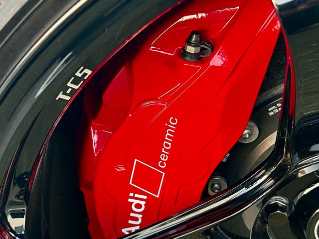 RS6アバント ベースグレード エアサスペンション(5名) アメ鍛22インチAW アクラポビッチマフラー カーボンミラー セラミックブレーキ リミッター305 MOP245 RSスポエキ グロスカーボンRSエクステリア 1オーナー(36枚目)