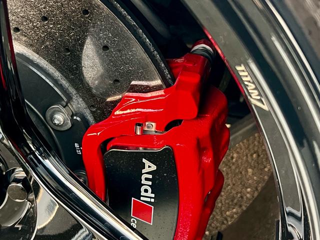 RS6アバント ベースグレード エアサスペンション(5名) アメ鍛22インチAW アクラポビッチマフラー カーボンミラー セラミックブレーキ リミッター305 MOP245 RSスポエキ グロスカーボンRSエクステリア 1オーナー(38枚目)