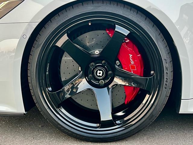 RS6アバント ベースグレード エアサスペンション(5名) アメ鍛22インチAW アクラポビッチマフラー カーボンミラー セラミックブレーキ リミッター305 MOP245 RSスポエキ グロスカーボンRSエクステリア 1オーナー(39枚目)