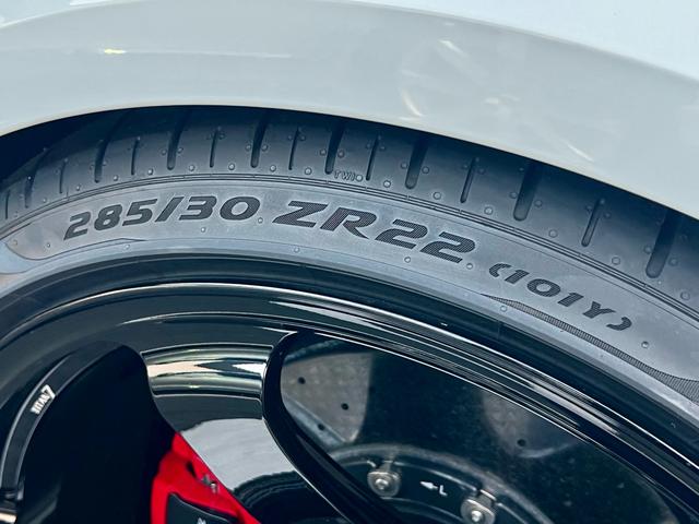 RS6アバント ベースグレード エアサスペンション(5名) アメ鍛22インチAW アクラポビッチマフラー カーボンミラー セラミックブレーキ リミッター305 MOP245 RSスポエキ グロスカーボンRSエクステリア 1オーナー(41枚目)