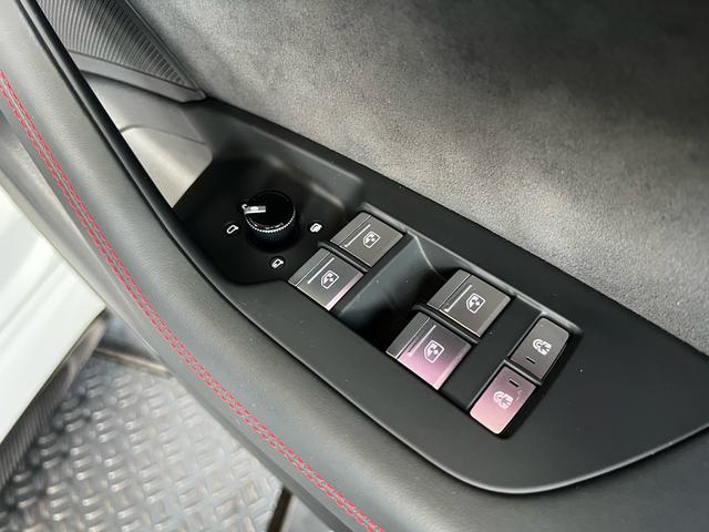 RS6アバント ベースグレード エアサスペンション(5名) アメ鍛22インチAW アクラポビッチマフラー カーボンミラー セラミックブレーキ リミッター305 MOP245 RSスポエキ グロスカーボンRSエクステリア 1オーナー(44枚目)
