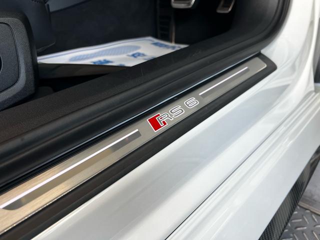 RS6アバント ベースグレード エアサスペンション(5名) アメ鍛22インチAW アクラポビッチマフラー カーボンミラー セラミックブレーキ リミッター305 MOP245 RSスポエキ グロスカーボンRSエクステリア 1オーナー(45枚目)
